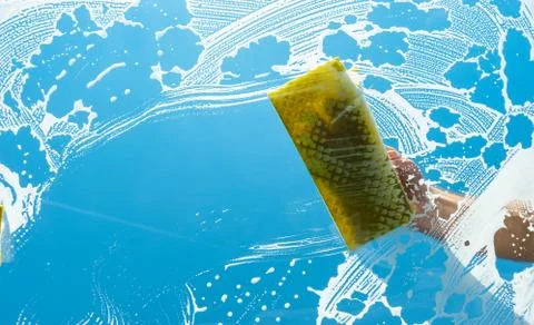 Hand cleaning window making it easier to see blue sky Foto stock