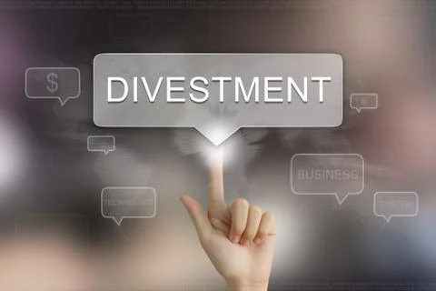 Hand clicking on divestment button Foto stock