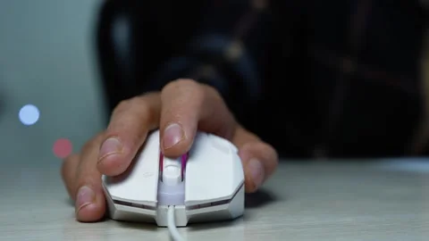 Hand clicking a wired computer mouse on desk, Close-up of a hand using a wi.. 스톡 동영상 345119358