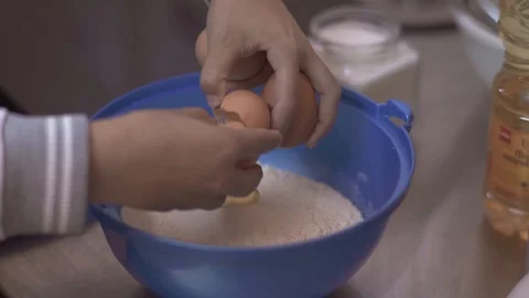 Hand Close up Female Cracking Egg Shell in Flour Making Baking Dough Vídeo Stock 127614809