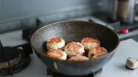 Hand closes the frying pan Stock Footage 204014915