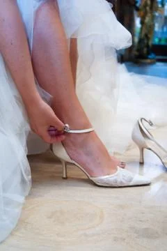 Hand closing shoe Foto stock