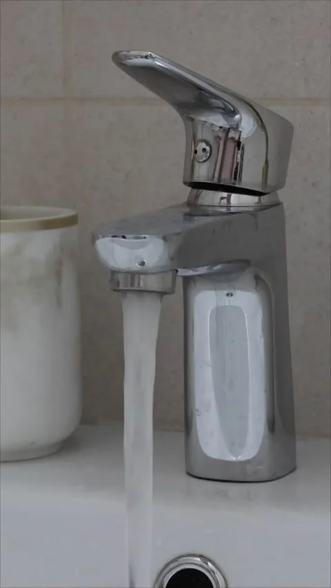 Hand Closing Tap To Stop Water Flow. Vertical. 스톡 동영상 303477541