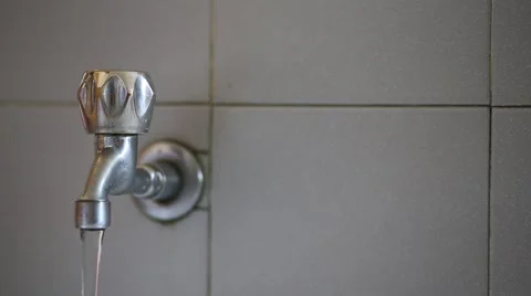 Hand closing the tap water potable Vidéo 58275872