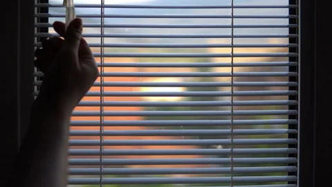 Hand closing window blinds with white jalousie, close up Vídeo Stock 103277274