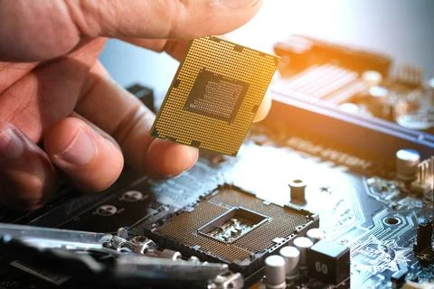 Hand of computer engineering brings computer cpu processor memory change comp 스톡 사진