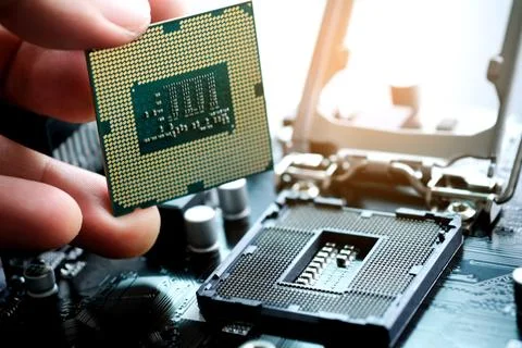 Hand of computer engineering brings computer cpu processor memory change co.. 스톡 사진