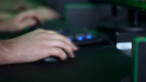 Hand with the computer mouse 動画素材 99548097