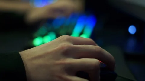 Hand with the computer mouse 動画素材 99548117