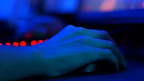 Hand with the computer mouse 動画素材 99548142