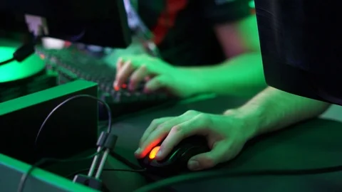 Hand with the computer mouse 動画素材 99548540