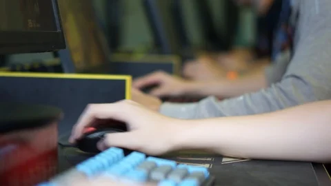 Hand with the computer mouse 動画素材 99548569