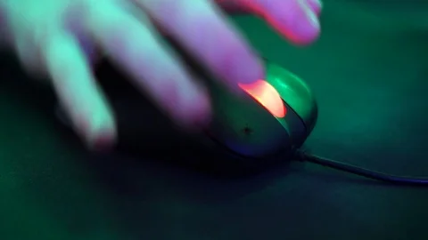 Hand with the computer mouse 動画素材 99548703