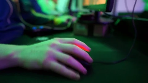 Hand with the computer mouse 動画素材 99548772