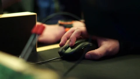 Hand with the computer mouse 動画素材 99548859