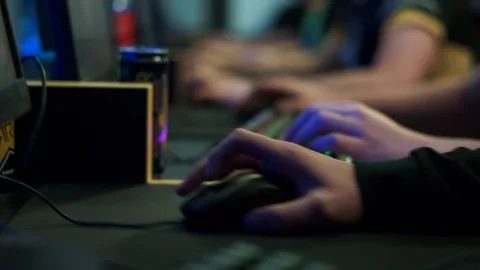 Hand with the computer mouse 動画素材 99549956