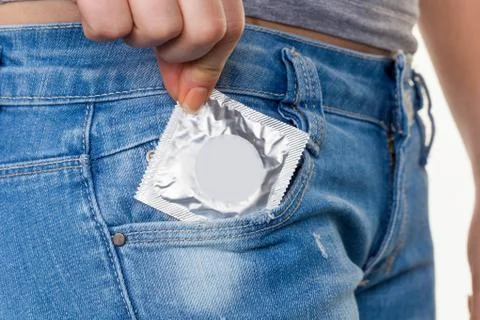 Hand with condom for contraception Stock-Fotos