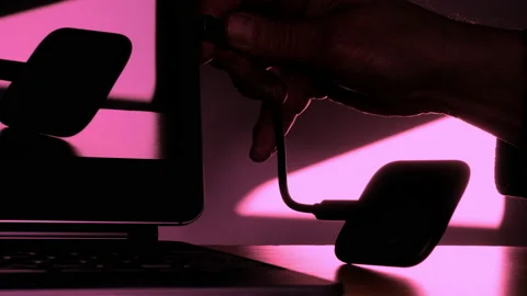 Hand connecting a portable SSD hard drive to a laptop. 스톡 동영상 225485736