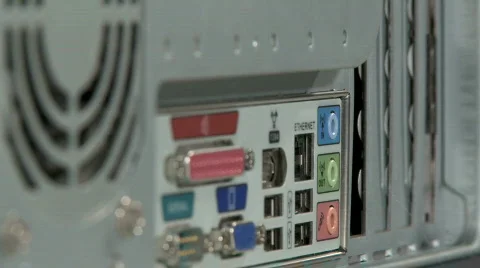 Hand connecting USB cable to desktop computer, close up, shallow focus Vídeos de archivo 661031