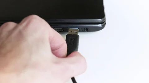 Hand connetting usb cable to laptop Vidéo 75032005