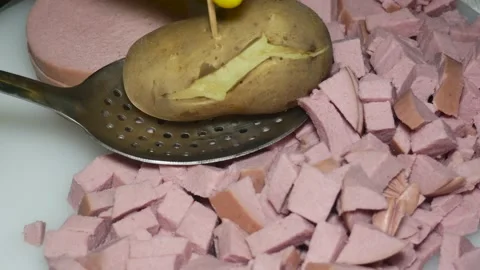 The hand of the cook checks with a toothpick boiled potatoes in their skins 스톡 동영상 230120434
