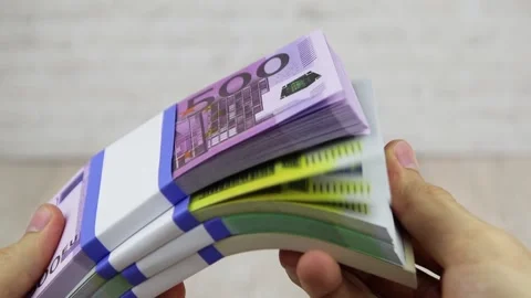 Hand count stacks of 100, 200, 500 euro and 100 dollar banknotes, Close-up Vídeo Stock 141526375