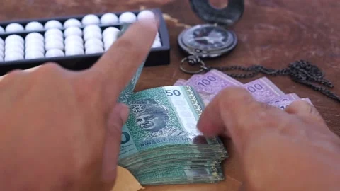 The hand is counting fifty Ringgit Malaysia banknotes Stock Footage 142294182