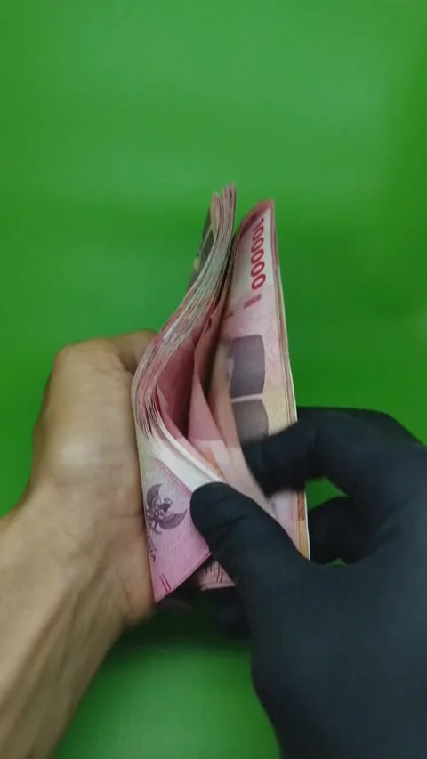 Hand counting folded banknotes against green background 動画素材 331698103