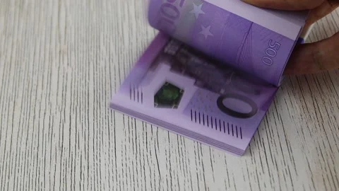 Hand is counting stack of 500 euro paper banknotes lying on table, FullHD Vídeo Stock 141429819