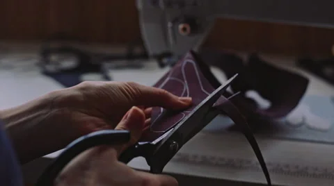 Hand crafting leather goods Video stock 61033975