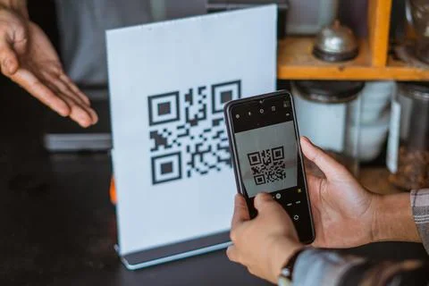The hand of customer scanning the qr code Foto stock