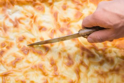 Hand cut with a knife traditional Turkish Banitsa Foto stock