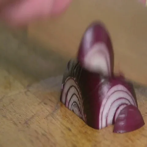 Hand cut red onion Vidéo 69386454