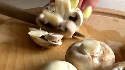 Hand cuts champignons with a knife. Cooking pizza Video stock 159764823