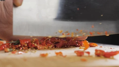 Hand cuts red hot pepper Vídeos de archivo 118470633