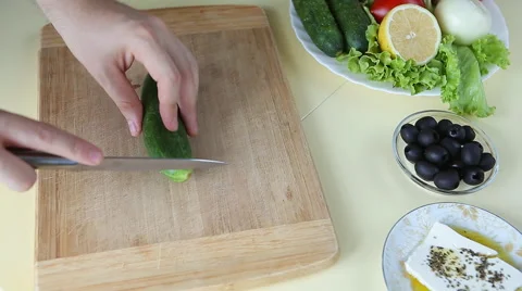 Hand cutting cucumber on cutting board with sharp knife Vidéo 51734684