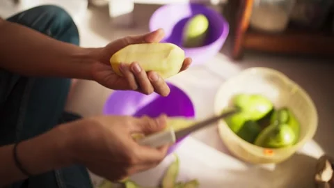 Hand cutting fresh mango on cutting board Stock-Footage 345860751