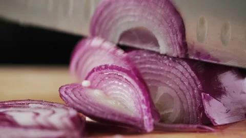 Hand cutting onion with a knife, close-up. Vídeo Stock 160855886