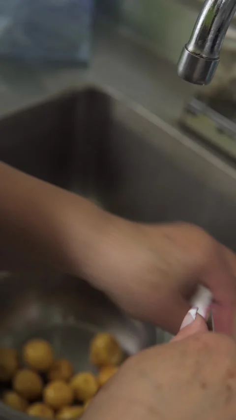 Hand cutting potato Video stock 246241627