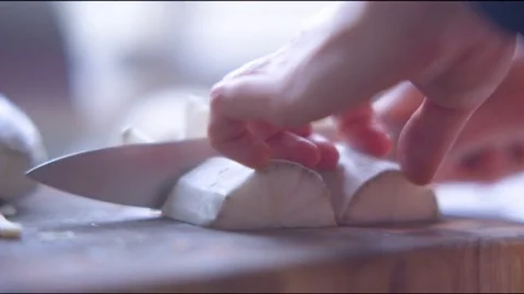 Hand cutting vegetable in the kitchen Vídeos de archivo 76140042