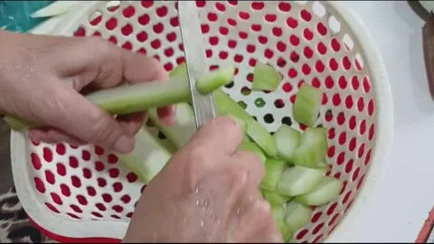 Hand Cutting Winter Melon for Cooking in Vietnamese Home Kitchen Vídeos de archivo 335931982