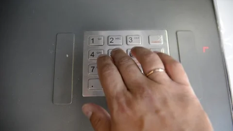 Hand dials a pin code at an ATM 動画素材 115912695