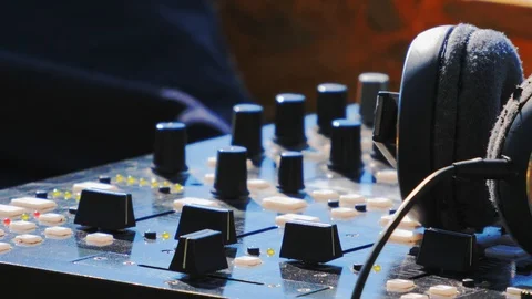 Hand of DJ controlling turntable console mixer. Stockbeeldmateriaal 108379470