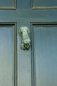 Hand door knocker Stock-Fotos