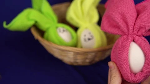 Hand draw facial features on Easter egg Stock Footage 122947926