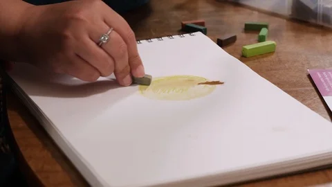Hand is drawing an apple with pastel chalks Stock-Footage 126103782