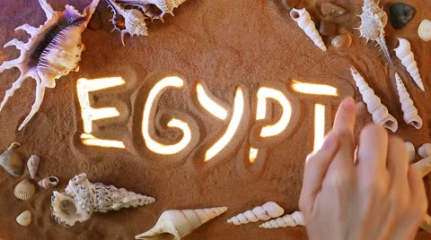 Hand drawing Egypt symbol in the sand. Beach background. Top view Vidéo 61587997