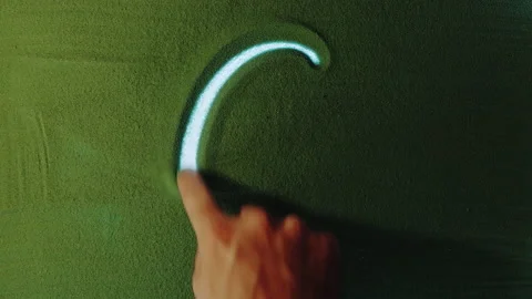 Hand drawing Number Six 6 Symbol in the Green Sand. Vídeo Stock 209934854