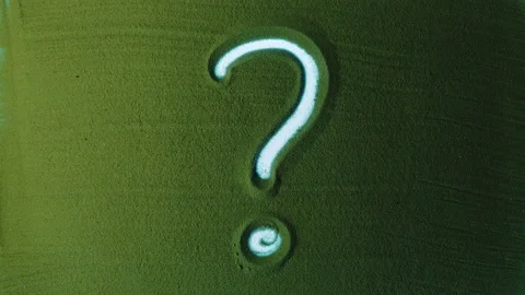 Hand drawing Question Mark Symbol in the Green Sand. Vídeos de archivo 209948637