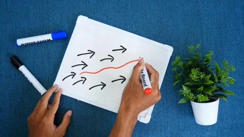 Hand drawing red curve arrow leader with many small followers on blackboard. Stock-Footage 264304474